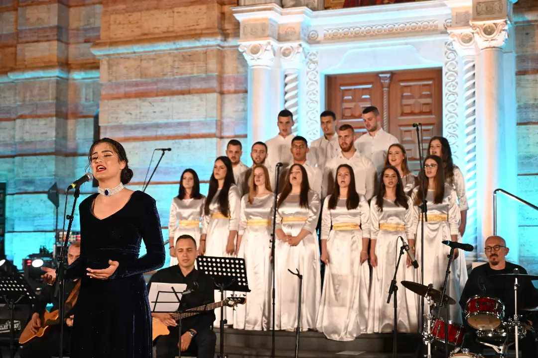 MELODIJA SOLIDARNOSTI I ODA HUMANOSTI Omladina Udruženja „Beli anđeo“ čuva srpsku tradiciju: "Kosovo nam je jedna, a Metohija druga polovina srca. Bez srca se ne živi" (FOTO)