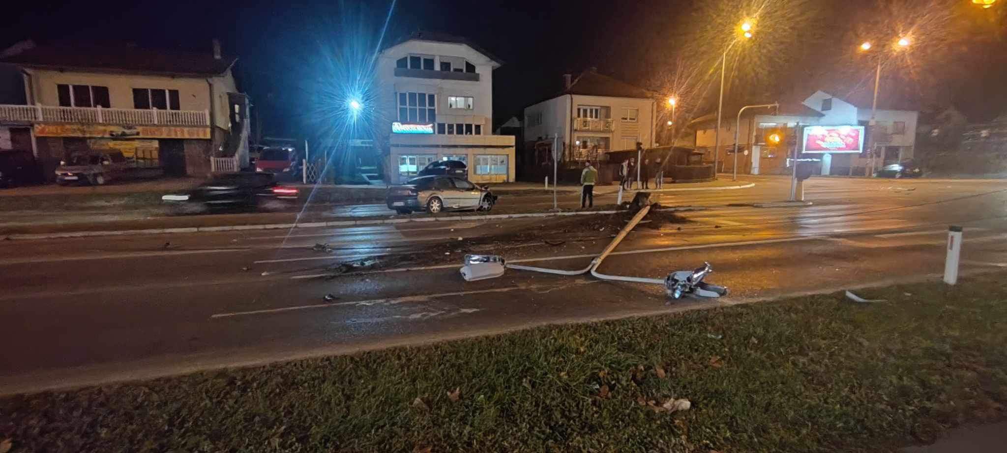 SAOBRAĆAJKA NA BANJALUČKOM TRANZITU Vozač pobjegao nakon sudara, srušen i stub rasvjete (FOTO)