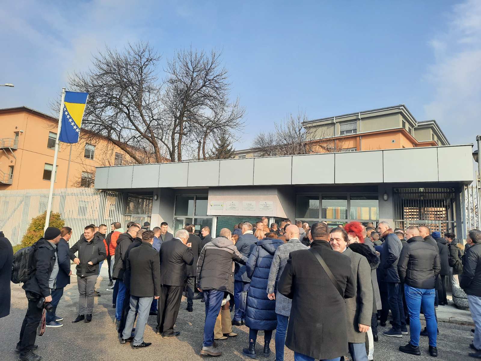 Ponovo okupljanje pred Sudom BiH: Velika podrška predsjedniku Srpske (FOTO)