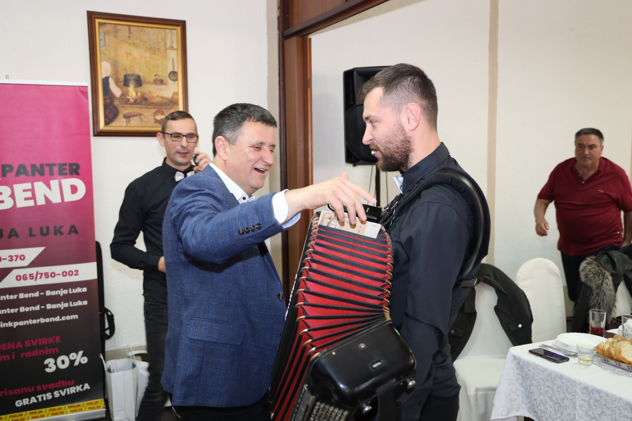 "DVA LEVO, DVA DESNO...." Vlado Đajić zaigrao kolo i častio muzičare: Tradicionalno druženje sa penzionerima UKC-a RS (FOTO/VIDEO)
