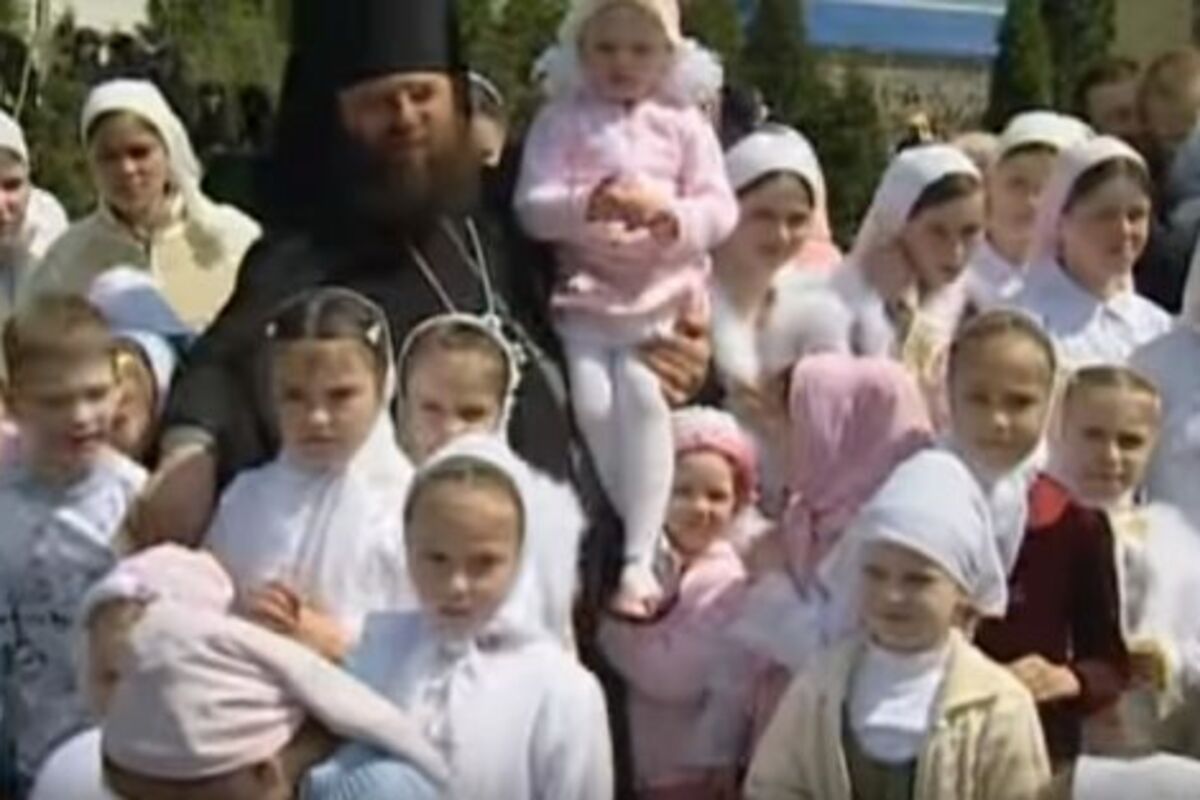 VLADIKA LONGIN USVOJIO PREKO 400 DJECE Živi svetac iz Ukrajine o kojem priča cijeli svijet (VIDEO)