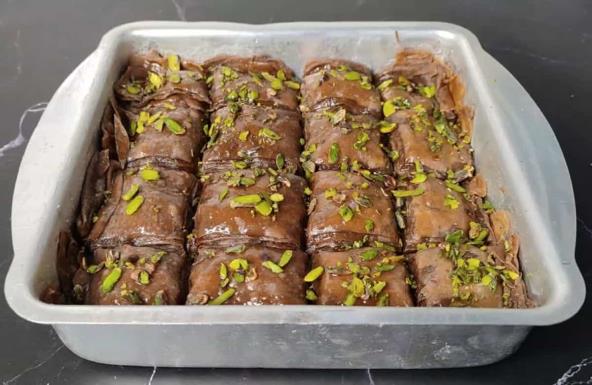 ČOKOLADNA BAKLAVA SA DOMAĆIM KORAMA Poslastica natopljena mirisnim sirupom