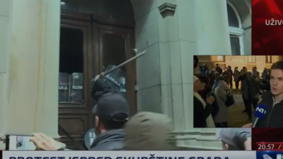 MUP Srbije privodi lica koja su pokušala nasilno da upadnu u beogradsku Skupštinu (VIDEO)