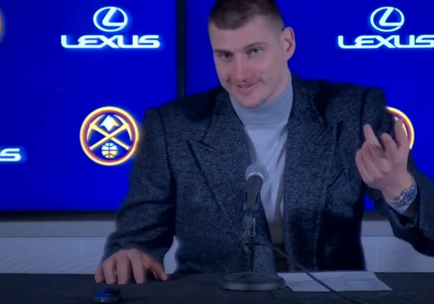 Jokić ponovo napravio šou: Zbog ovog pitanja pogledao u roleks, pa počeo da se smije (VIDEO)