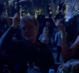 HIT SNIMAK Baka na koncertu Prijovićke pleše iz sve snage (VIDEO)
