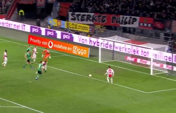 Napadač Ajaksa se obrukao i promašio potpuno prazan gol (VIDEO)