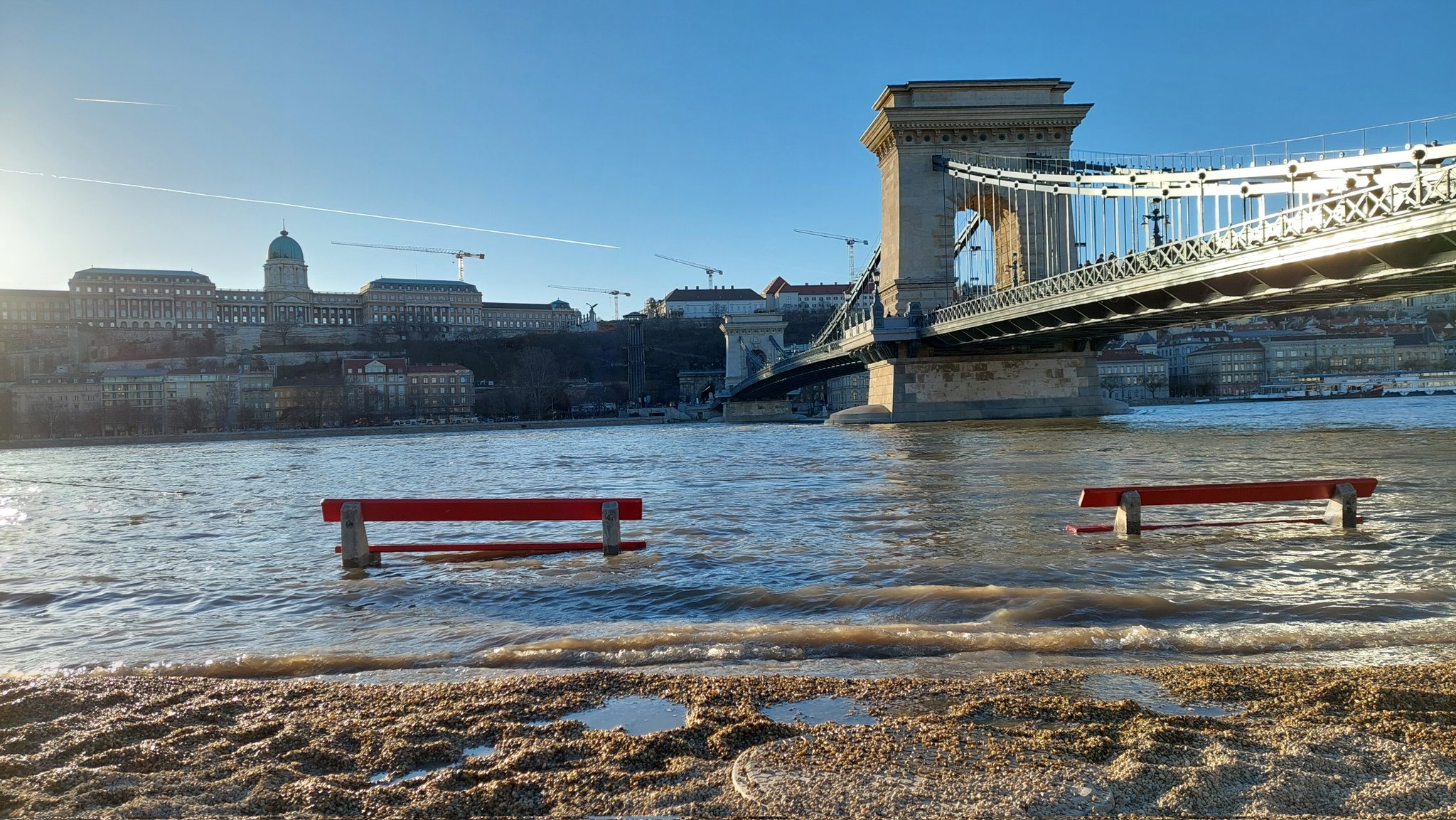 (FOTO) UZBUNA U MAĐARSKOJ Izlio se Dunav u Budimpešti: Prijeti opasnost od poplava