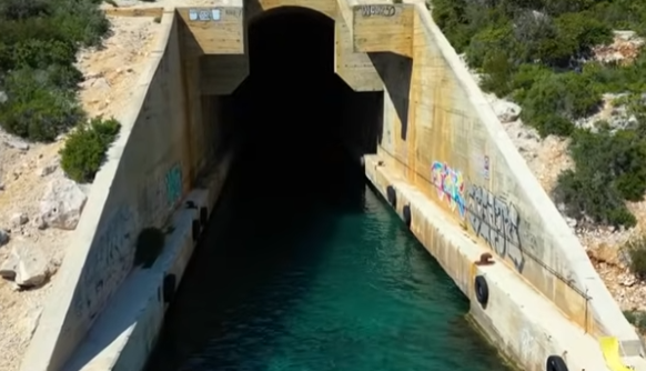 Tajno sklonište JNA na Visu: Ogroman spomenik koji stoji i podsjeća na ratnu prošlost (VIDEO)