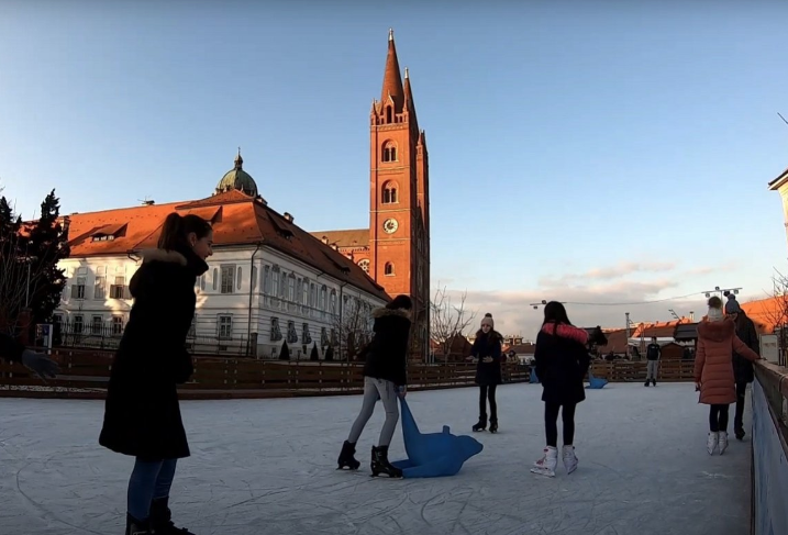Hrvatski sveštenici bijesni zbog klizališta pred katedralom