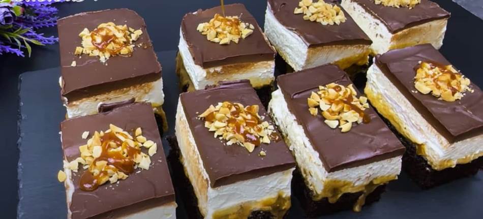 LAŽNE SNIKERS LEDENE KOCKE SA KARAMEL FILOM Kremasti desert posut kikirikijem kao iz najboljih poslastičarnica