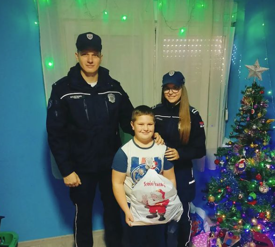 MIHAILO (9) DOBIO PAKETIĆ MUP Srbije nije zaboravio dječaka koji je policajcu vratio izgubljeni novčanik