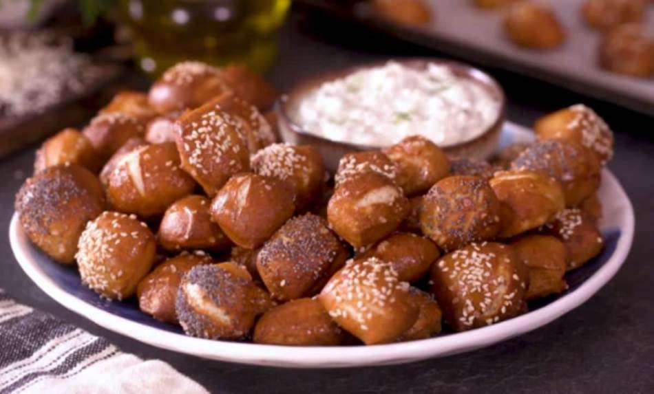 MINI BAVARSKO PECIVO Prvo se kuva pa tek ona peče, a nevjerovatno je mekano 