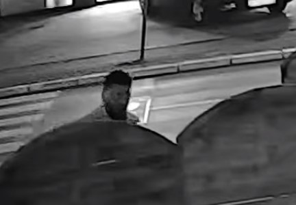SRAMNO PONAŠANJE Muškarac urinirao na ulaznim vratima TOK televizije (VIDEO)