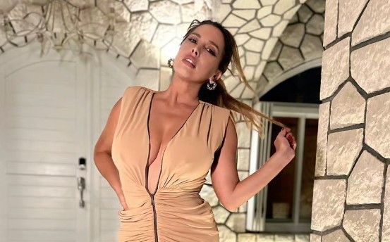(FOTO) PUCA OD SAMOPOUZDANJA Nives pozirala u bikiniju: Pokazala svoje nesavršenosti kojima se ponosi