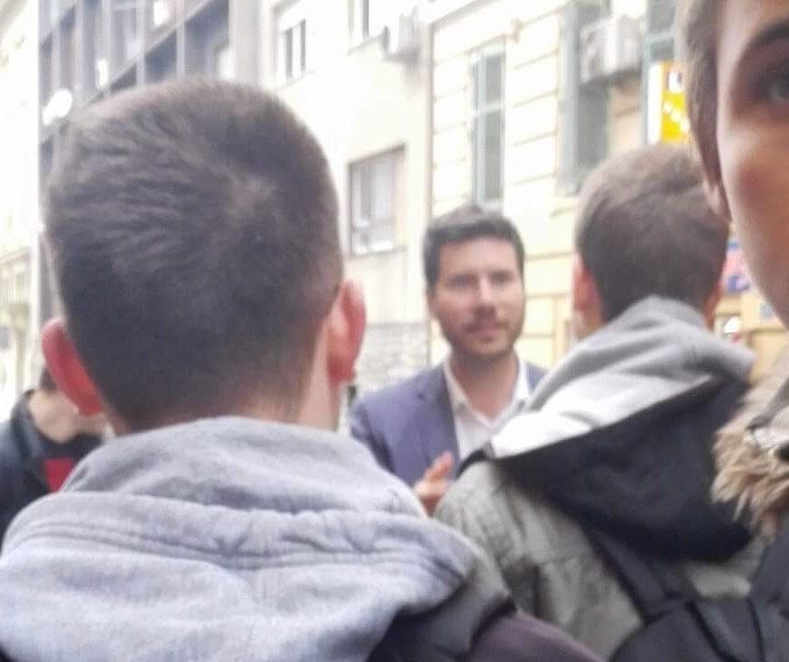 Hrvatskog političara zasuli jajima dok je obilazio srednje škole (VIDEO)