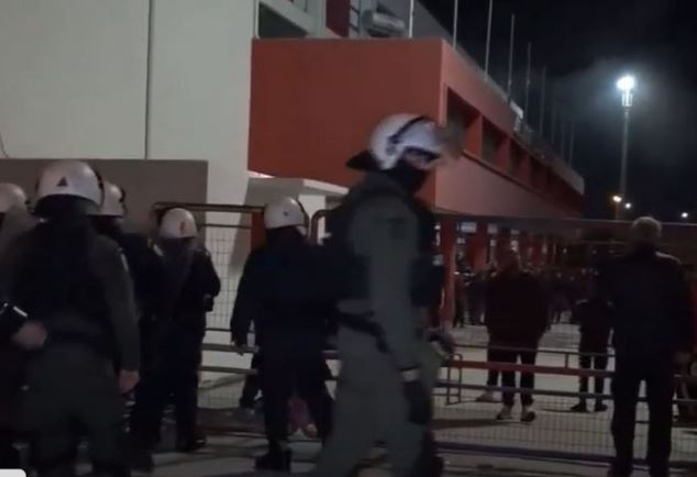 TRAGIČAN EPILOG Grčki policajac preminuo u sukobu sa navijačima (VIDEO)