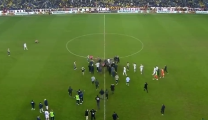 SCENE U TURSKOJ Predsjednik kluba udario sudiju šakom (VIDEO)