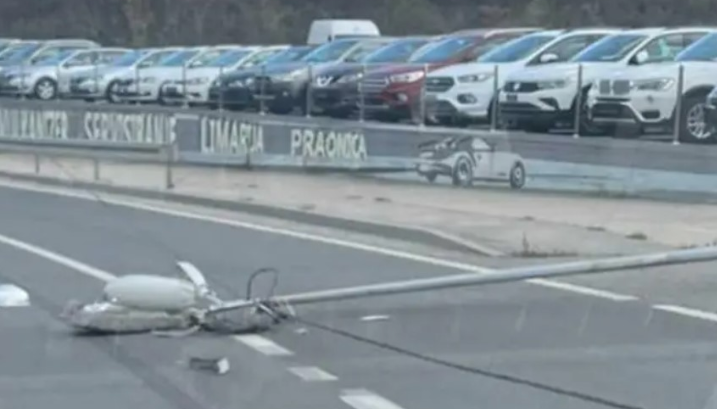 VOZAČI OPREZ Stub rasvjete pao na put