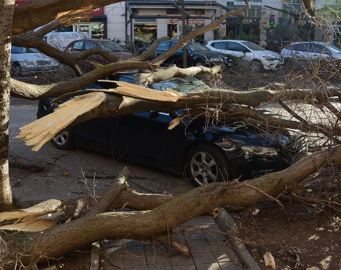 UŽAS U LOZNICI Vjetar odnio krov, oštećeni automobili