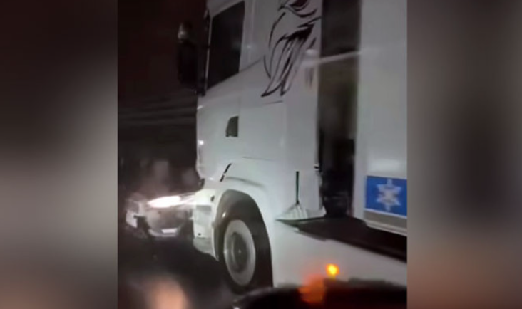 BIZARNI SNIMAK IZ SLOVENIJE Kamion gura automobil po autoputu (VIDEO)