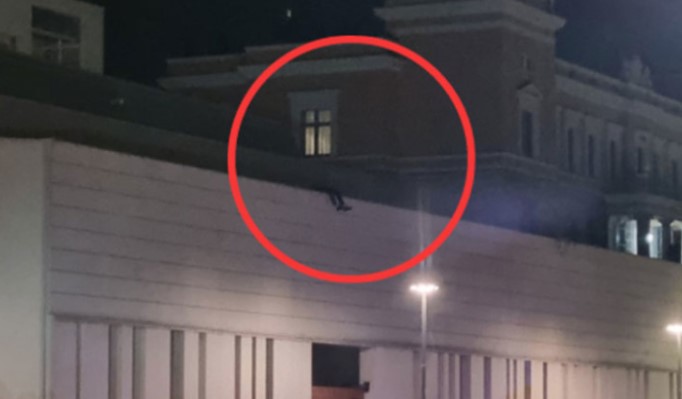 DRAMA U MOSTARU Muškarac prijeti samoubistvom kod biskupije (VIDEO)
