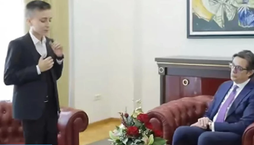 AJDNIN POMJERIO GRANICE Dječak iz Srebrenika zapjevao "Zajdi, zajdi" za makedonskog predsjednika (VIDEO)