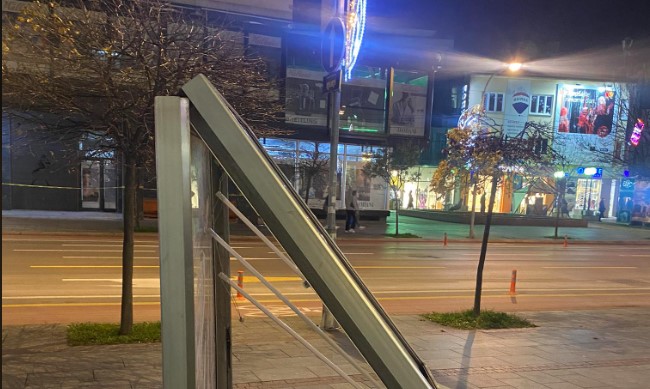 HAOS PO BANJALUCI Jak vjetar pomjerio reklamu, u centru palo drvo (FOTO)