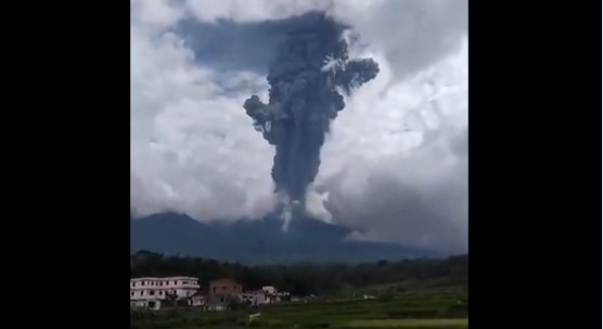 SNAŽNA ERUPCIJA VULKANA U INDONEZIJI Tone vrelog pepela prekrile sela i gradove (VIDEO)