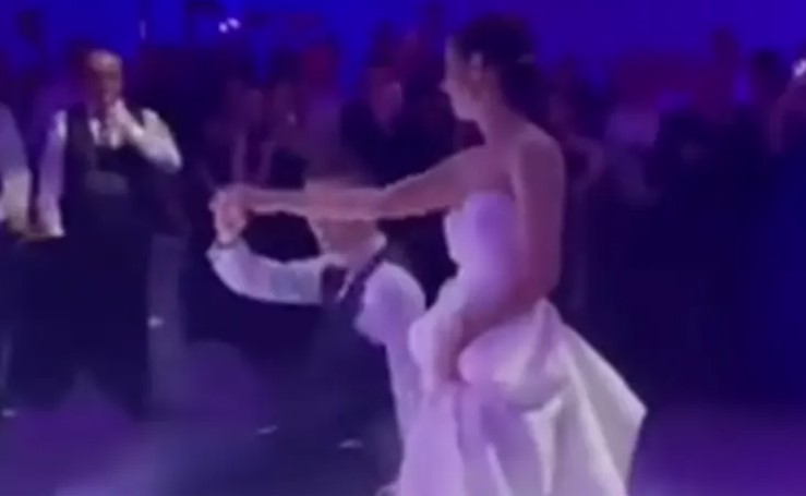 I KAMEN BI ZAPLAKAO Mladenci prvim plesom raznježili ljude u cijelom regionu (VIDEO)