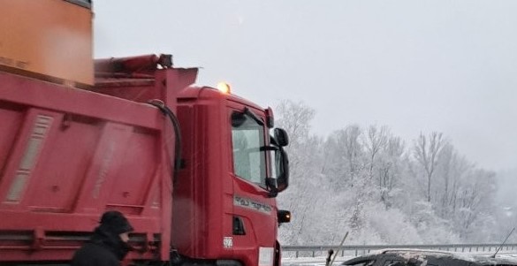 NESREĆA NA AUTO-PUTU "9. JANUAR" Sudarili se grtalica i "pežo", prizor je jeziv (FOTO)