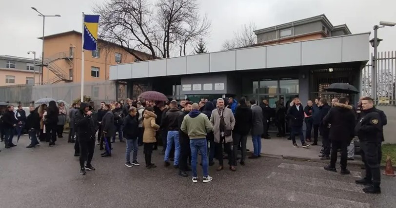 Podrška predsjedniku Republike: Pred Sudom BiH brojni funkcioneri, stigao i Nobilo (FOTO)