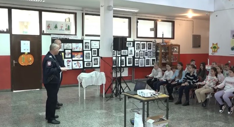Kampanja "Petarde nisu igračke": Pripadnici PU Prijedor održali predavanje za učenike