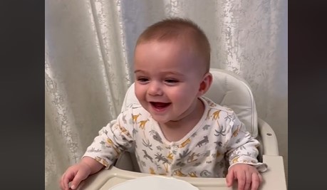 SNIMAK SA 27 MILIONA PREGLEDA Ova beba će vam uljepšati dan, a tek da vidite zašto se smije