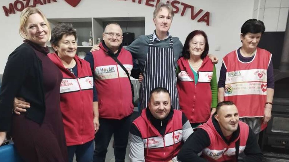 AMBASADOR GULI MRKVU, ENIS BEŠLAGIĆ DIJELI HRANU Evo koji je političar zaigrao kolce u javnoj kuhinji (FOTO/VIDEO)
