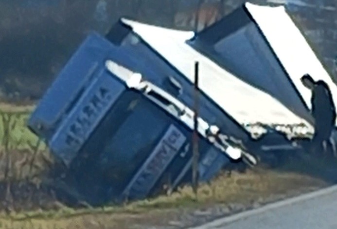 DRAMA U PRNJAVORU Kamion sletio s puta, završio u jarku