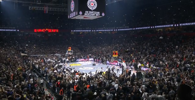 PRIZOR KOJI TOPI SRCA Navijači Partizana bacili na teren više od 10.000 plišanih igračaka (VIDEO)