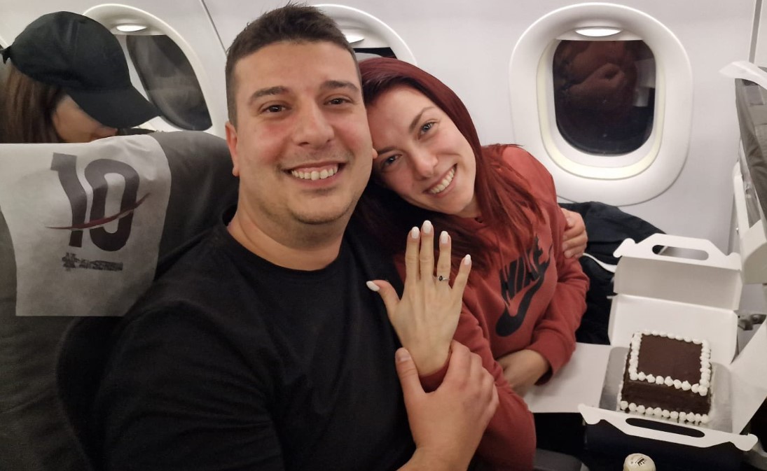 LJUBAV JE U VAZDUHU Jakov zaprosio Minu u avionu, "Er Srbije" podijelio romantične momente (FOTO)