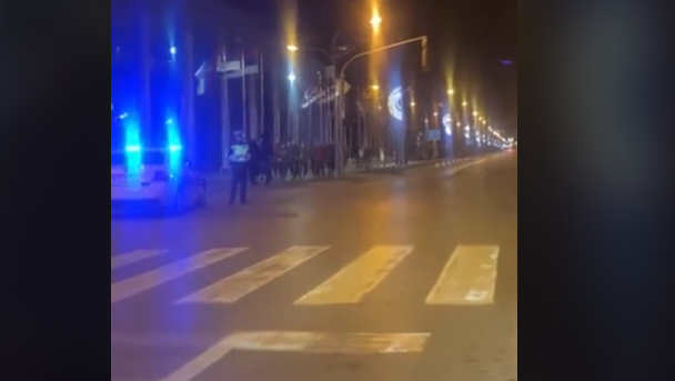 BANJALUKA ULAZI U NAJLUĐU NOĆ Rijeka ljudi na ulicama, doček na otvorenom uz Željka Samardžića pun pogodak (VIDEO)