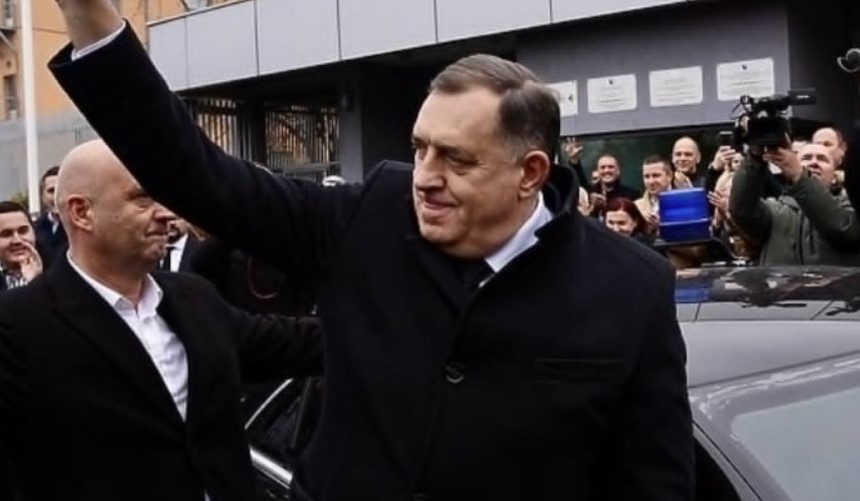 "IZ SARAJEVA S LJUBAVLJU" Gorica Dodik objavila očevu sliku ispred Suda BiH, pa pokrenula raspravu (FOTO)
