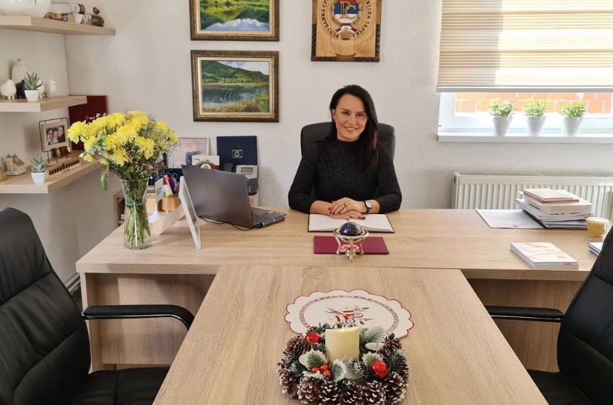 DAMA KOJA JE MALU BH. OPŠTINU VINULA DO SVEMIRA Snežana Ružičić, načelnica Jezera: Žene oplemenjuju svaku političku partiju i svaki društveni proces (FOTO/VIDEO)