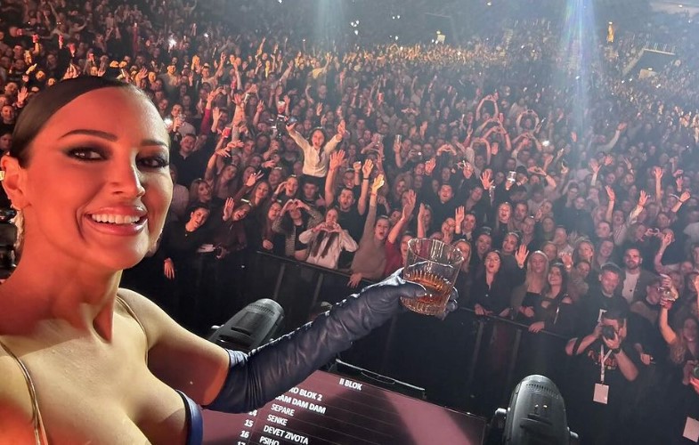 (FOTO) OVO NISMO OČEKIVALI Aleksandra Prijović postala dio predizborne kampanje u Hrvatskoj