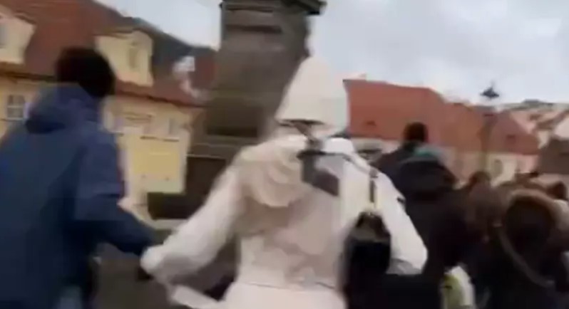 POJAVILI SE PRVI SNIMCI IZ PRAGA Ljudi u panici bježali sa mjesta pucnjave (VIDEO)