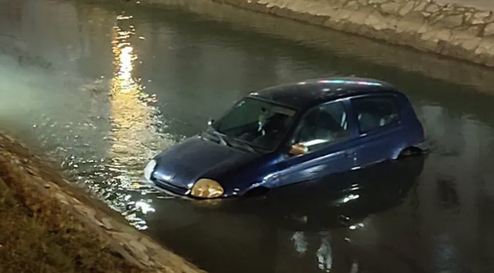 NESREĆA U BIJELJINI Pukla mu guma, pa sletio u kanal