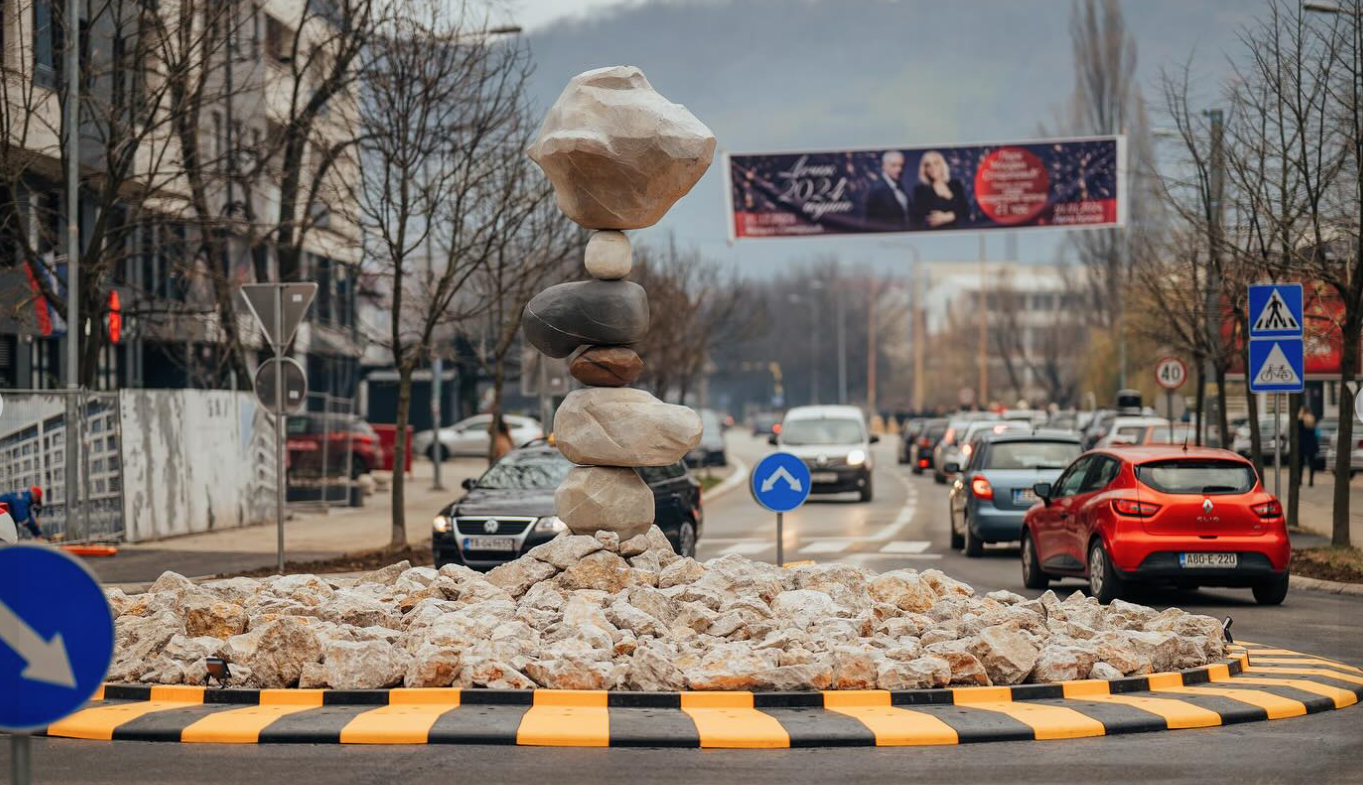 Stanivuković pitao građane: Da li vam se dopadaju novi kružni tok i skulptura? (FOTO)