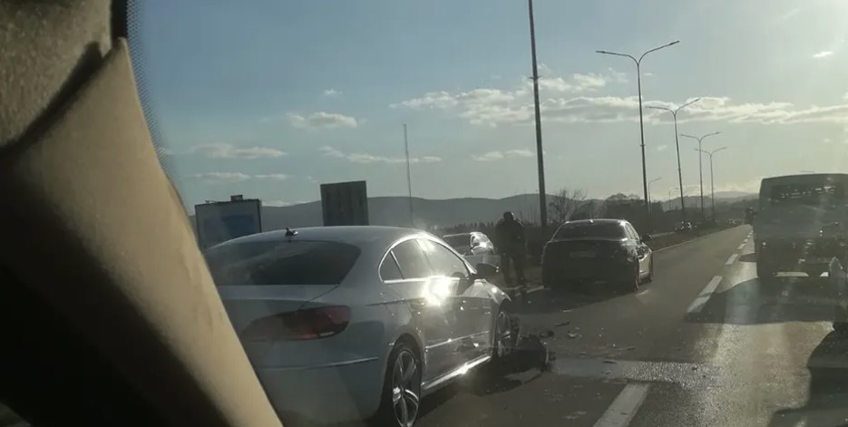 UDES NA TRANZITU Velike gužve u saobraćaju: U udesu učestvovala dva automobila