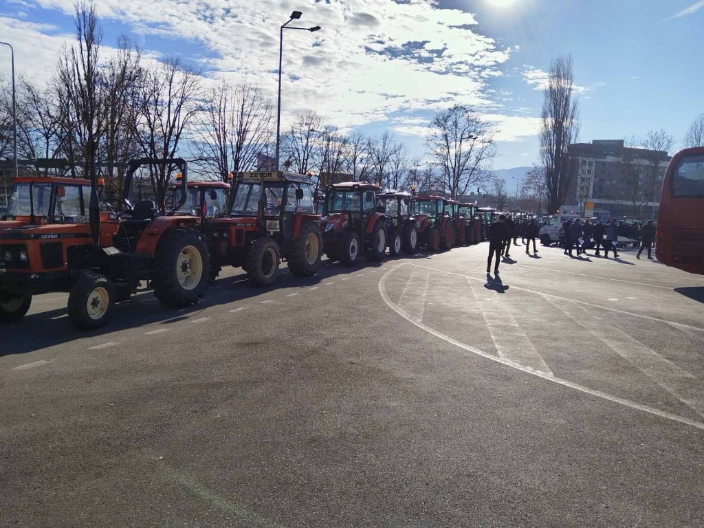 Poljoprivrednici protestuju: Traktorima blokirali centar Banjaluke