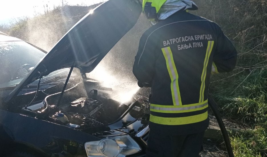 VATROGASCI NA TERENU Gorio auto u Banjaluci (FOTO)