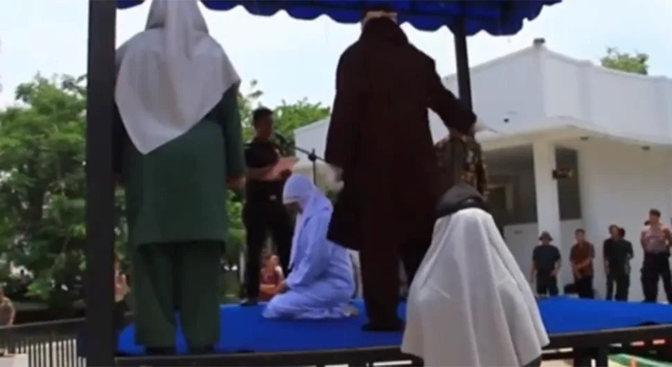 (UZNЕMIRUJUĆI VIDEO) Zbog s*ksa prije braka kažnjena sa 100 udaraca bičem