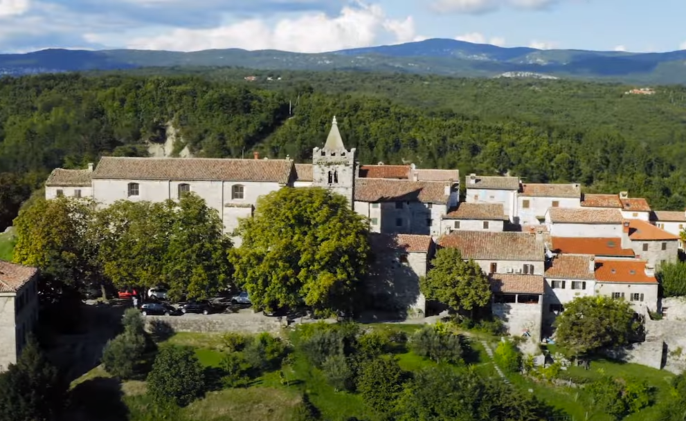 DVIJE ULICE, TRI REDA KUĆA I JEDNA CRKVA Najmanji grad na svijetu nam je bliži nego što mislimo (FOTO)