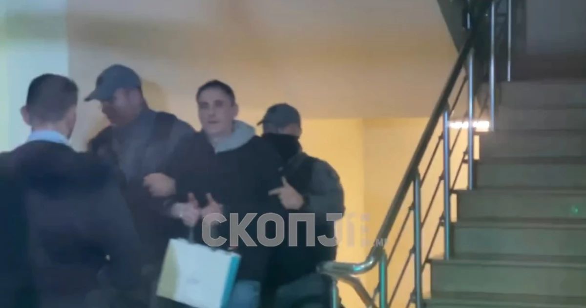 SRAMAN POTEZ OCA SVIREPO UBIJENE VANJE (14) Dok ga policajci uvode u zgradu suda, on podiže ruke i novinarima pokazuje "lajk" (VIDEO)